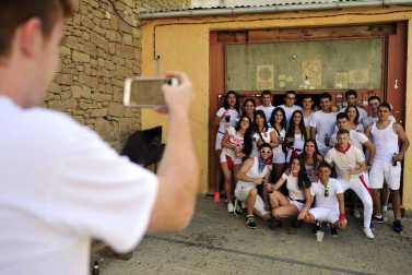 La villa comenzó sus fiestas reconociendo la carrera profesional del peluquero Mikel Luzea. El calor no fue excusa para que los vecinos disfrutasen del chupinazo