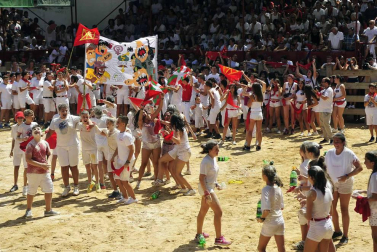 La villa comenzó sus fiestas reconociendo la carrera profesional del peluquero Mikel Luzea. El calor no fue excusa para que los vecinos disfrutasen del chupinazo