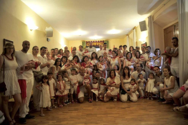 La villa comenzó sus fiestas reconociendo la carrera profesional del peluquero Mikel Luzea. El calor no fue excusa para que los vecinos disfrutasen del chupinazo