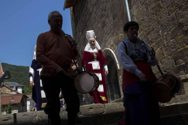 Los roncaleses de Isaba celebraron este domingo la novena edición del Día de la Indumentaria Roncalesa, haciendo un paso por la historia de la moda de la época en la que explicaron los secretos y curiosidades que rodean sus trajes tradicionales