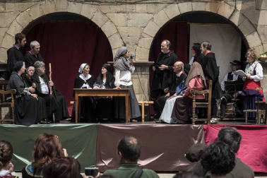 Los roncaleses de Isaba celebraron este domingo la novena edición del Día de la Indumentaria Roncalesa, haciendo un paso por la historia de la moda de la época en la que explicaron los secretos y curiosidades que rodean sus trajes tradicionales