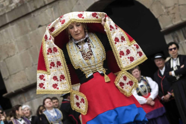 Los roncaleses de Isaba celebraron este domingo la novena edición del Día de la Indumentaria Roncalesa, haciendo un paso por la historia de la moda de la época en la que explicaron los secretos y curiosidades que rodean sus trajes tradicionales