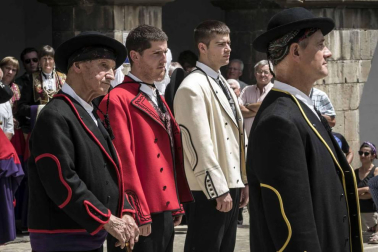 Los roncaleses de Isaba celebraron este domingo la novena edición del Día de la Indumentaria Roncalesa, haciendo un paso por la historia de la moda de la época en la que explicaron los secretos y curiosidades que rodean sus trajes tradicionales