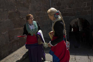 Los roncaleses de Isaba celebraron este domingo la novena edición del Día de la Indumentaria Roncalesa, haciendo un paso por la historia de la moda de la época en la que explicaron los secretos y curiosidades que rodean sus trajes tradicionales