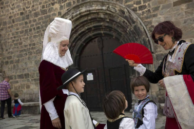 Los roncaleses de Isaba celebraron este domingo la novena edición del Día de la Indumentaria Roncalesa, haciendo un paso por la historia de la moda de la época en la que explicaron los secretos y curiosidades que rodean sus trajes tradicionales