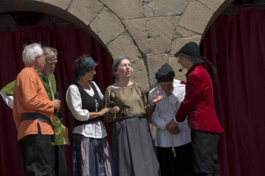 Los roncaleses de Isaba celebraron este domingo la novena edición del Día de la Indumentaria Roncalesa, haciendo un paso por la historia de la moda de la época en la que explicaron los secretos y curiosidades que rodean sus trajes tradicionales