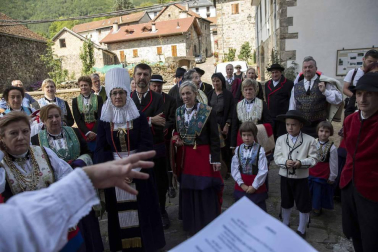 Los roncaleses de Isaba celebraron este domingo la novena edición del Día de la Indumentaria Roncalesa, haciendo un paso por la historia de la moda de la época en la que explicaron los secretos y curiosidades que rodean sus trajes tradicionales