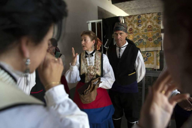 Los roncaleses de Isaba celebraron este domingo la novena edición del Día de la Indumentaria Roncalesa, haciendo un paso por la historia de la moda de la época en la que explicaron los secretos y curiosidades que rodean sus trajes tradicionales