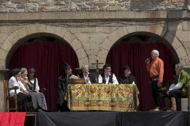 Los roncaleses de Isaba celebraron este domingo la novena edición del Día de la Indumentaria Roncalesa, haciendo un paso por la historia de la moda de la época en la que explicaron los secretos y curiosidades que rodean sus trajes tradicionales