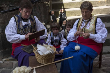 Los roncaleses de Isaba celebraron este domingo la novena edición del Día de la Indumentaria Roncalesa, haciendo un paso por la historia de la moda de la época en la que explicaron los secretos y curiosidades que rodean sus trajes tradicionales