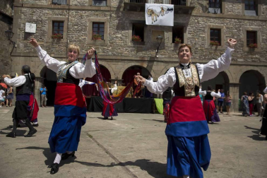 Los roncaleses de Isaba celebraron este domingo la novena edición del Día de la Indumentaria Roncalesa, haciendo un paso por la historia de la moda de la época en la que explicaron los secretos y curiosidades que rodean sus trajes tradicionales