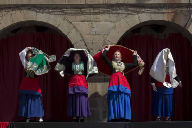 Los roncaleses de Isaba celebraron este domingo la novena edición del Día de la Indumentaria Roncalesa, haciendo un paso por la historia de la moda de la época en la que explicaron los secretos y curiosidades que rodean sus trajes tradicionales