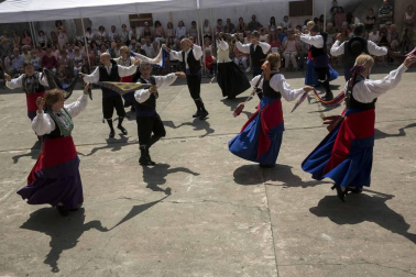Los roncaleses de Isaba celebraron este domingo la novena edición del Día de la Indumentaria Roncalesa, haciendo un paso por la historia de la moda de la época en la que explicaron los secretos y curiosidades que rodean sus trajes tradicionales