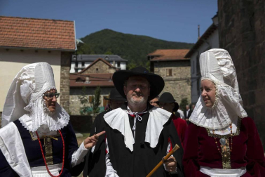 Los roncaleses de Isaba celebraron este domingo la novena edición del Día de la Indumentaria Roncalesa, haciendo un paso por la historia de la moda de la época en la que explicaron los secretos y curiosidades que rodean sus trajes tradicionales
