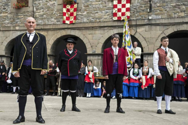 Los roncaleses de Isaba celebraron este domingo la novena edición del Día de la Indumentaria Roncalesa, haciendo un paso por la historia de la moda de la época en la que explicaron los secretos y curiosidades que rodean sus trajes tradicionales