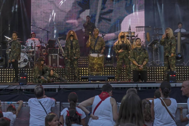 Imágenes de las Fiestas de Estella que comprenden: la verbena de plaza de los Fueros, homenaje a los mayores, bombada, Gorgorito, comidas de Quintos en el paseo de los Llanos, baile de la era y popurri estellés.