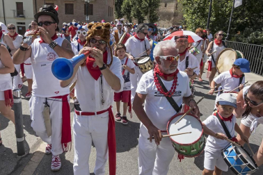 Imágenes de las Fiestas de Estella que comprenden: la verbena de plaza de los Fueros, homenaje a los mayores, bombada, Gorgorito, comidas de Quintos en el paseo de los Llanos, baile de la era y popurri estellés.