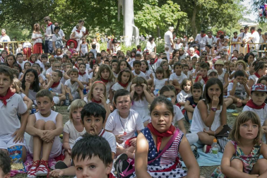 Imágenes de las Fiestas de Estella que comprenden: la verbena de plaza de los Fueros, homenaje a los mayores, bombada, Gorgorito, comidas de Quintos en el paseo de los Llanos, baile de la era y popurri estellés.