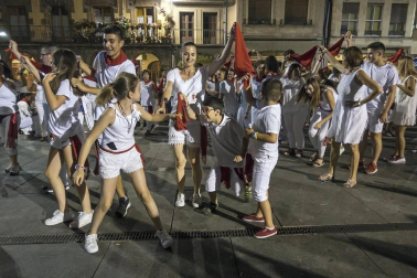 Imágenes de las Fiestas de Estella que comprenden: la verbena de plaza de los Fueros, homenaje a los mayores, bombada, Gorgorito, comidas de Quintos en el paseo de los Llanos, baile de la era y popurri estellés.
