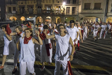 Imágenes de las Fiestas de Estella que comprenden: la verbena de plaza de los Fueros, homenaje a los mayores, bombada, Gorgorito, comidas de Quintos en el paseo de los Llanos, baile de la era y popurri estellés.