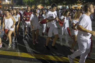 Imágenes de las Fiestas de Estella que comprenden: la verbena de plaza de los Fueros, homenaje a los mayores, bombada, Gorgorito, comidas de Quintos en el paseo de los Llanos, baile de la era y popurri estellés.