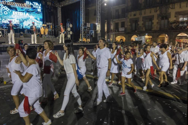 Imágenes de las Fiestas de Estella que comprenden: la verbena de plaza de los Fueros, homenaje a los mayores, bombada, Gorgorito, comidas de Quintos en el paseo de los Llanos, baile de la era y popurri estellés.