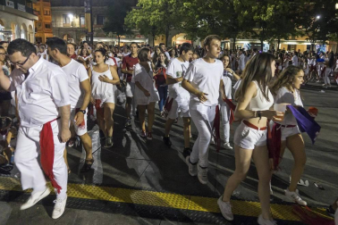 Imágenes de las Fiestas de Estella que comprenden: la verbena de plaza de los Fueros, homenaje a los mayores, bombada, Gorgorito, comidas de Quintos en el paseo de los Llanos, baile de la era y popurri estellés.