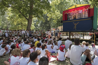 Imágenes de las Fiestas de Estella que comprenden: la verbena de plaza de los Fueros, homenaje a los mayores, bombada, Gorgorito, comidas de Quintos en el paseo de los Llanos, baile de la era y popurri estellés.