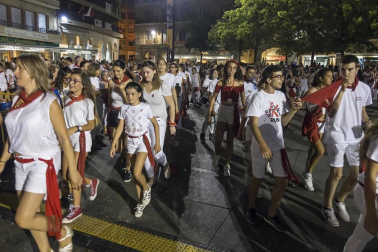 Imágenes de las Fiestas de Estella que comprenden: la verbena de plaza de los Fueros, homenaje a los mayores, bombada, Gorgorito, comidas de Quintos en el paseo de los Llanos, baile de la era y popurri estellés.
