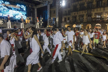 Imágenes de las Fiestas de Estella que comprenden: la verbena de plaza de los Fueros, homenaje a los mayores, bombada, Gorgorito, comidas de Quintos en el paseo de los Llanos, baile de la era y popurri estellés.