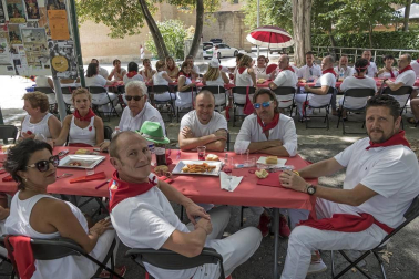 Imágenes de las Fiestas de Estella que comprenden: la verbena de plaza de los Fueros, homenaje a los mayores, bombada, Gorgorito, comidas de Quintos en el paseo de los Llanos, baile de la era y popurri estellés.
