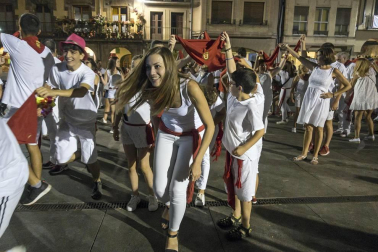 Imágenes de las Fiestas de Estella que comprenden: la verbena de plaza de los Fueros, homenaje a los mayores, bombada, Gorgorito, comidas de Quintos en el paseo de los Llanos, baile de la era y popurri estellés.