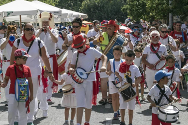 Imágenes de las Fiestas de Estella que comprenden: la verbena de plaza de los Fueros, homenaje a los mayores, bombada, Gorgorito, comidas de Quintos en el paseo de los Llanos, baile de la era y popurri estellés.