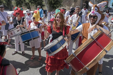 Imágenes de las Fiestas de Estella que comprenden: la verbena de plaza de los Fueros, homenaje a los mayores, bombada, Gorgorito, comidas de Quintos en el paseo de los Llanos, baile de la era y popurri estellés.
