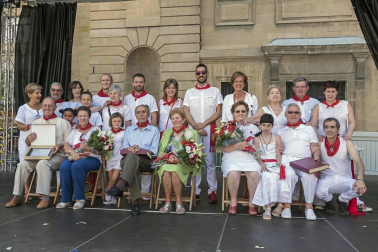Imágenes de las Fiestas de Estella que comprenden: la verbena de plaza de los Fueros, homenaje a los mayores, bombada, Gorgorito, comidas de Quintos en el paseo de los Llanos, baile de la era y popurri estellés.
