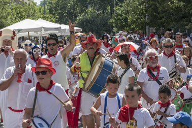 Imágenes de las Fiestas de Estella que comprenden: la verbena de plaza de los Fueros, homenaje a los mayores, bombada, Gorgorito, comidas de Quintos en el paseo de los Llanos, baile de la era y popurri estellés.