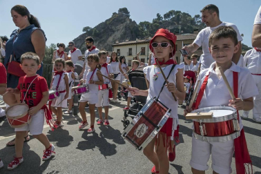 Imágenes de las Fiestas de Estella que comprenden: la verbena de plaza de los Fueros, homenaje a los mayores, bombada, Gorgorito, comidas de Quintos en el paseo de los Llanos, baile de la era y popurri estellés.