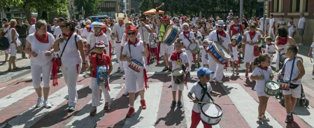 Imágenes de las Fiestas de Estella que comprenden: la verbena de plaza de los Fueros, homenaje a los mayores, bombada, Gorgorito, comidas de Quintos en el paseo de los Llanos, baile de la era y popurri estellés.
