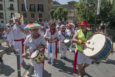 Imágenes de las Fiestas de Estella que comprenden: la verbena de plaza de los Fueros, homenaje a los mayores, bombada, Gorgorito, comidas de Quintos en el paseo de los Llanos, baile de la era y popurri estellés.