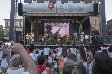 Imágenes de las Fiestas de Estella que comprenden: la verbena de plaza de los Fueros, homenaje a los mayores, bombada, Gorgorito, comidas de Quintos en el paseo de los Llanos, baile de la era y popurri estellés.