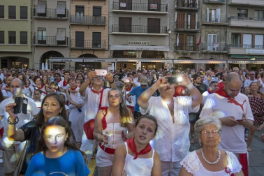 Imágenes de las Fiestas de Estella que comprenden: la verbena de plaza de los Fueros, homenaje a los mayores, bombada, Gorgorito, comidas de Quintos en el paseo de los Llanos, baile de la era y popurri estellés.