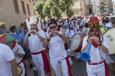 Imágenes de las Fiestas de Estella que comprenden: la verbena de plaza de los Fueros, homenaje a los mayores, bombada, Gorgorito, comidas de Quintos en el paseo de los Llanos, baile de la era y popurri estellés.