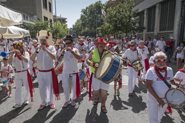 Imágenes de las Fiestas de Estella que comprenden: la verbena de plaza de los Fueros, homenaje a los mayores, bombada, Gorgorito, comidas de Quintos en el paseo de los Llanos, baile de la era y popurri estellés.