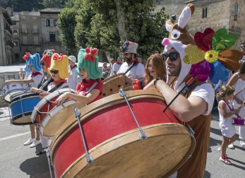 Imágenes de las Fiestas de Estella que comprenden: la verbena de plaza de los Fueros, homenaje a los mayores, bombada, Gorgorito, comidas de Quintos en el paseo de los Llanos, baile de la era y popurri estellés.