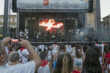 Imágenes de las Fiestas de Estella que comprenden: la verbena de plaza de los Fueros, homenaje a los mayores, bombada, Gorgorito, comidas de Quintos en el paseo de los Llanos, baile de la era y popurri estellés.