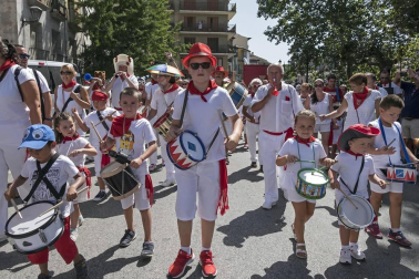 Imágenes de las Fiestas de Estella que comprenden: la verbena de plaza de los Fueros, homenaje a los mayores, bombada, Gorgorito, comidas de Quintos en el paseo de los Llanos, baile de la era y popurri estellés.
