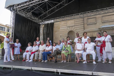 Imágenes de las Fiestas de Estella que comprenden: la verbena de plaza de los Fueros, homenaje a los mayores, bombada, Gorgorito, comidas de Quintos en el paseo de los Llanos, baile de la era y popurri estellés.