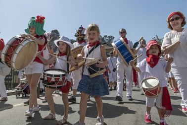 Imágenes de las Fiestas de Estella que comprenden: la verbena de plaza de los Fueros, homenaje a los mayores, bombada, Gorgorito, comidas de Quintos en el paseo de los Llanos, baile de la era y popurri estellés.