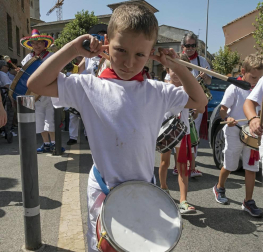 Imágenes de las Fiestas de Estella que comprenden: la verbena de plaza de los Fueros, homenaje a los mayores, bombada, Gorgorito, comidas de Quintos en el paseo de los Llanos, baile de la era y popurri estellés.