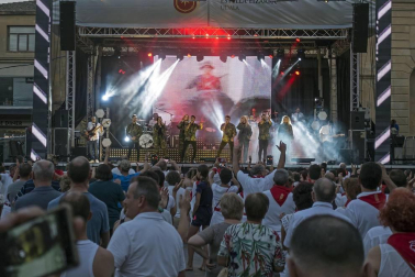 Imágenes de las Fiestas de Estella que comprenden: la verbena de plaza de los Fueros, homenaje a los mayores, bombada, Gorgorito, comidas de Quintos en el paseo de los Llanos, baile de la era y popurri estellés.
